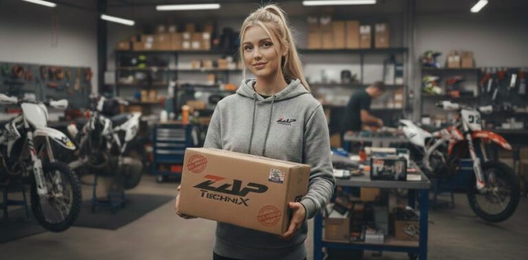 Frau hält ZAP-Technix-Paket in Motorradwerkstatt